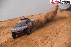 开云体育下载-索伯车队鏖战雷诺车队，塞恩斯扛起全队