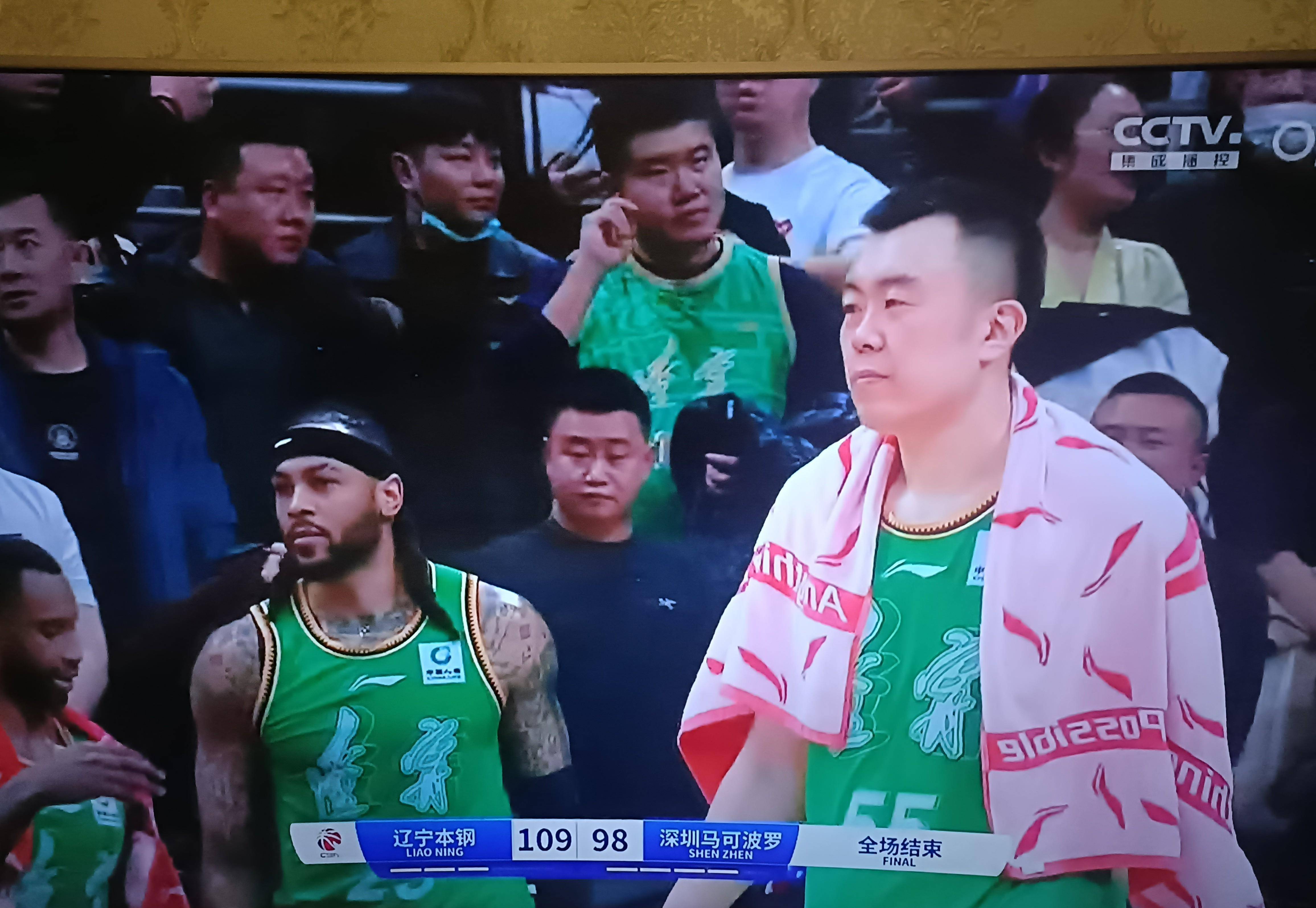 包含深圳男篮在比赛中展现出强大的进攻节奏，取得胜利的词条