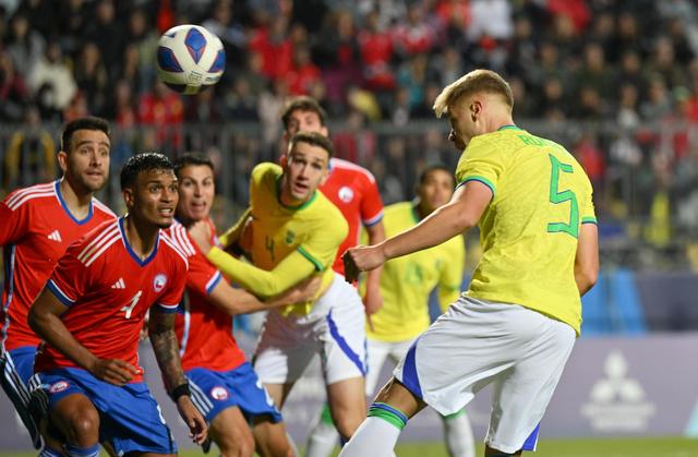 巴西排球队夺冠,队员欢呼雀跃 巴西排球队夺冠,队员欢呼雀跃