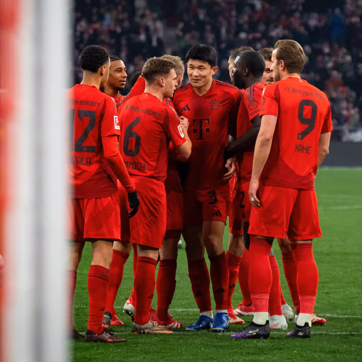 关于拜仁慕尼黑客场大胜云达不来梅，德甲榜首座无悬念的信息