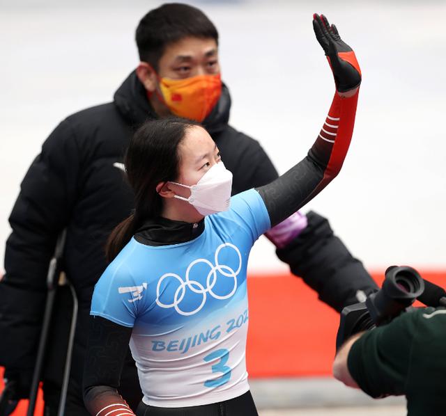 斯洛伐克雪车运动员登上领奖台