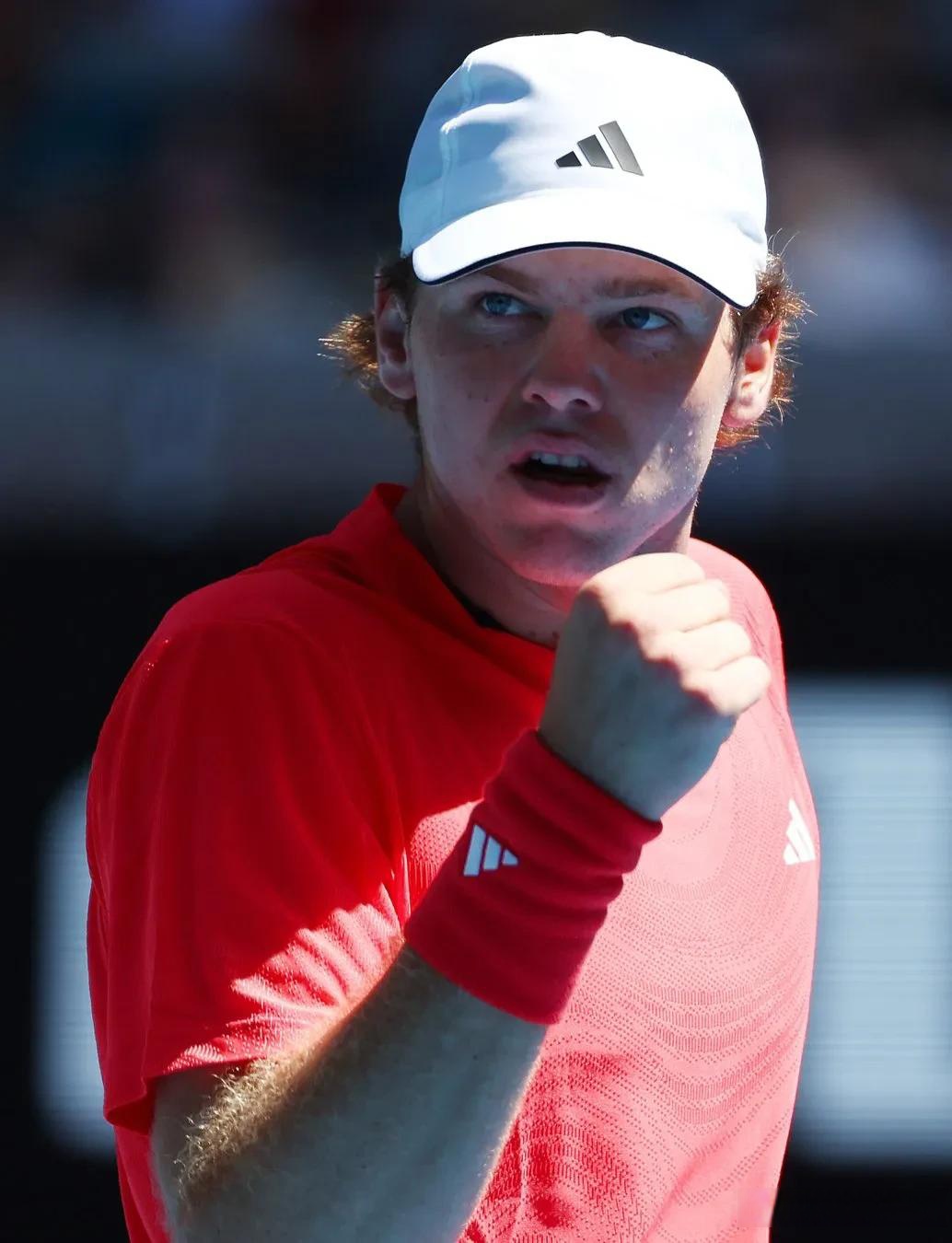 包含世界网球队翻盘英国网球队，西西帕斯打破历史纪录的词条